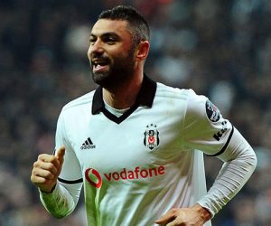 Taraftar Burak Yılmaz’ı bağrına bastı