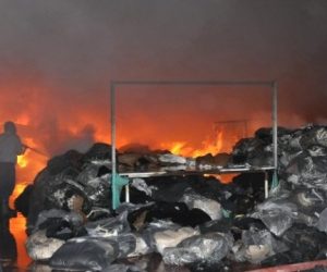 TEKSTİL FABRİKASINDA ÇIKAN YANGINDA 4 iŞÇİ YANARAK CAN VERDİ