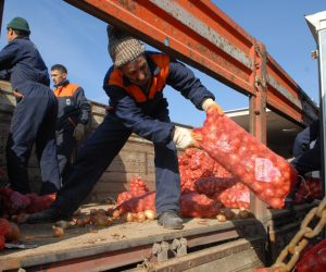 BAŞKAN YAVAŞ’TAN  ÇİFTÇİLERE İKİ DESTEK BİR ARADA