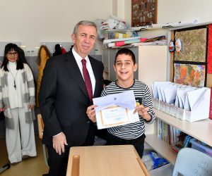 BAŞKAN YAVAŞ, ÖĞRENCİLERİN KARNE HEYECANINA ORTAK OLDU…