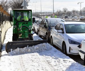 BÜYÜKŞEHİR’DEN YOL, KALDIRIM VE ÜST GEÇİTLERDE KAR TEMİZLİĞİ
