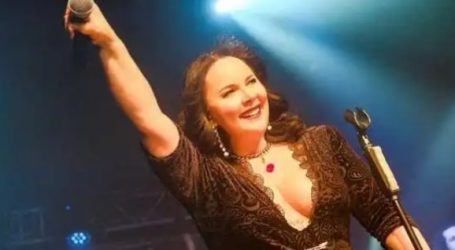 Aşk Şarkılarıyla Sahnede İki Saat