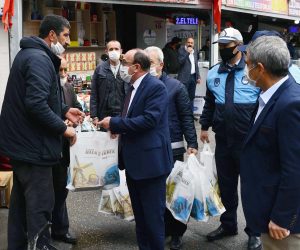 BŞB Sİ ULUS HALİ’NDE BEDAVA MASKE, ELDİVEN VE DEZENFEKTAN DAĞITTI