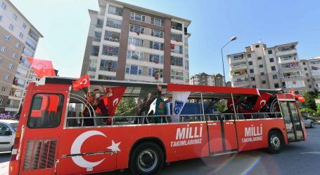 BÜYÜKŞEHİR’İN OTOBÜSLERİ, “23 NİSAN ÇOCUKLARI” İÇİN İLÇE İLÇE GEZDİ