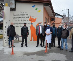 ORHAN VELİ’NİN “KUYRUKLU ŞİİR”İ KASAPLAR SOKAĞI’NDA…