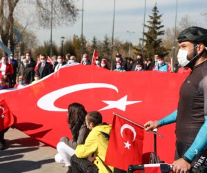 ANITKABİR’DE DALGALANAN BAYRAK MİLLİ ŞAİRİN EVİNDE