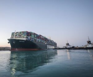 Süveyş kanalı trafiğe açıldı