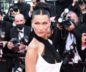 KIRMIZI HALIDA KOSTÜMLER KADAR SAÇ STİLLERİ DE DİKKAT ÇEKİYOR!