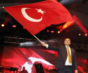 “CUMHURİYET SENSİN CUMHURİYET SENİN”  