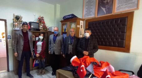 HOPA TSO ,Türk Bayrağı ve Atatürk Posteri dağıtıyor