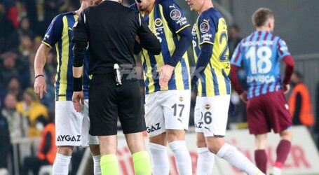 10 kişi  oynayan Fenerbahçe  lideri elinden kaçırdı.