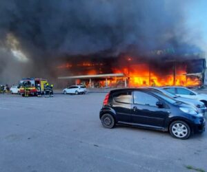 Rusya Ukrayna da AVM bombaladı ,16  kişi öldü