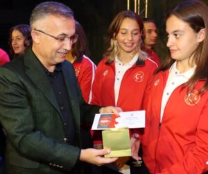 RİZE’DE SPORUN YILDIZLARINA ÖDÜLLERİ TÖRENLE VERİLDİ