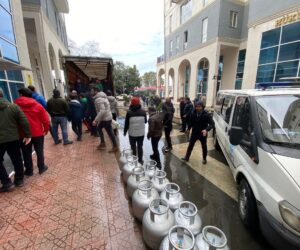 ARTVİN’DE BELEDİYELERDEN DEPREM BÖLGESİNE 20 TIR YARDIM