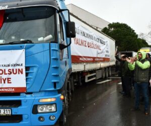 KDZ. EREĞLİ’DEN 4 TIR DOLUSU YARDIM MALZEMESİ YOLA ÇIKTI