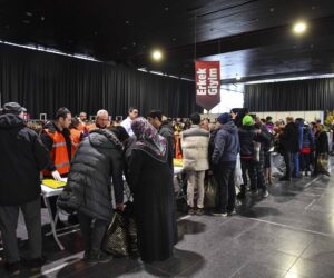 ABB’ NİN GİYİM MAĞAZASI   10 BİN DEPREMZEDE VATANDAŞI AĞIRLADI