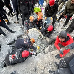 Depremin 62 saatinde enkazdan sağ salim kurtarıldı