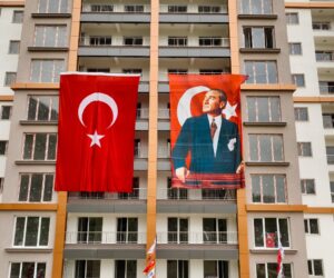 MAMAK’TA YAPIMI TAMAMLANAN 160 KONUT HAK SAHİPLERİNE TESLİM EDİLDİ