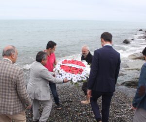 ÇEVRECİLERDEN   ARHAVİ’DE DENİZE ÇELENK