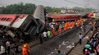 Hindistan da tren kazasında ölenlerin sayısı 300 ü aştı.