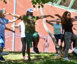 BAŞKENTLİLERDEN PARKLARDA SPORA YOĞUN İLGİ
