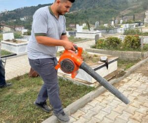 Kdz. Ereğli Belediyesi MEZARLIKLARDA BAKIM VE TEMİZLİK ÇALIŞMALARINI  SÜRDÜRÜÜYOR