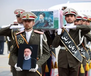 İran halkı Reisi ,için yas tutuyor