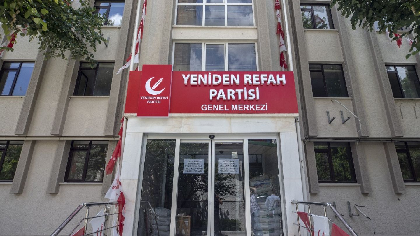 AKP ,Yeniden Refah ın altını oyuyor