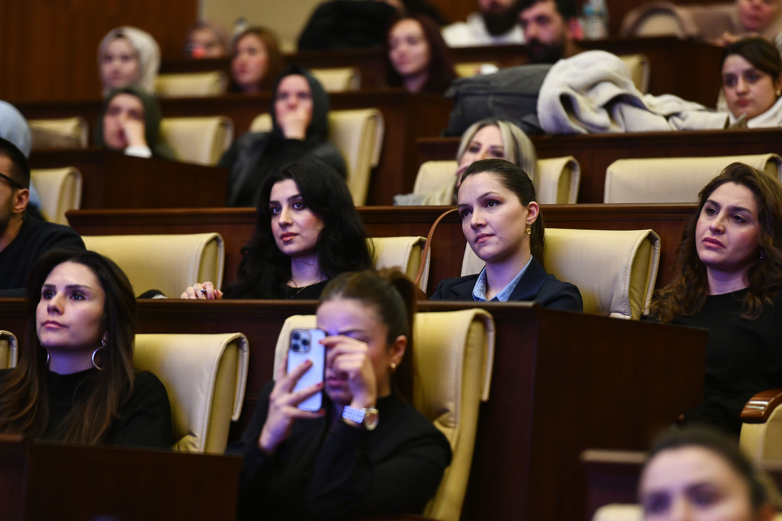 Gençler hem işssiz, hem UMUTSUZ