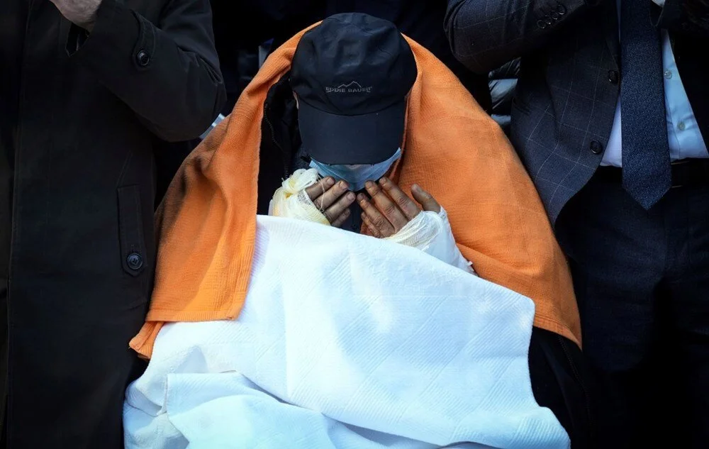 Bu haliyle ailesinin cenaze törenine katıldı