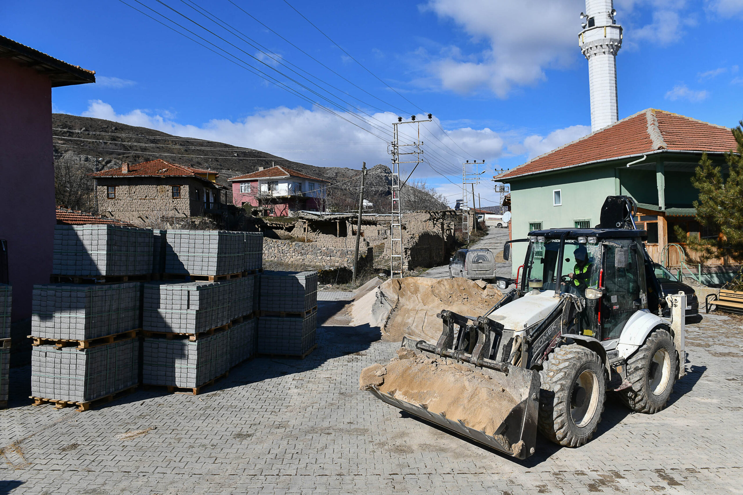 BAŞKENTTE 17 İLÇEDEKİ YOLLAR KİLİTLİ PARKE TAŞINA KAVUŞUYOR
