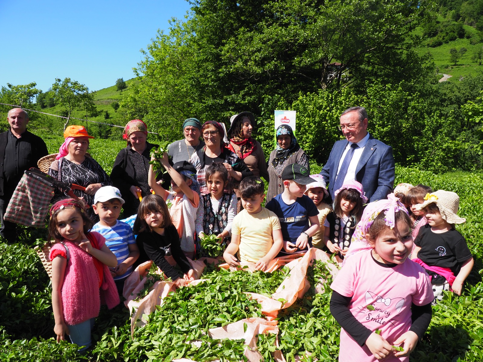 GENEL MÜDÜR ÇAY TOPLADI
