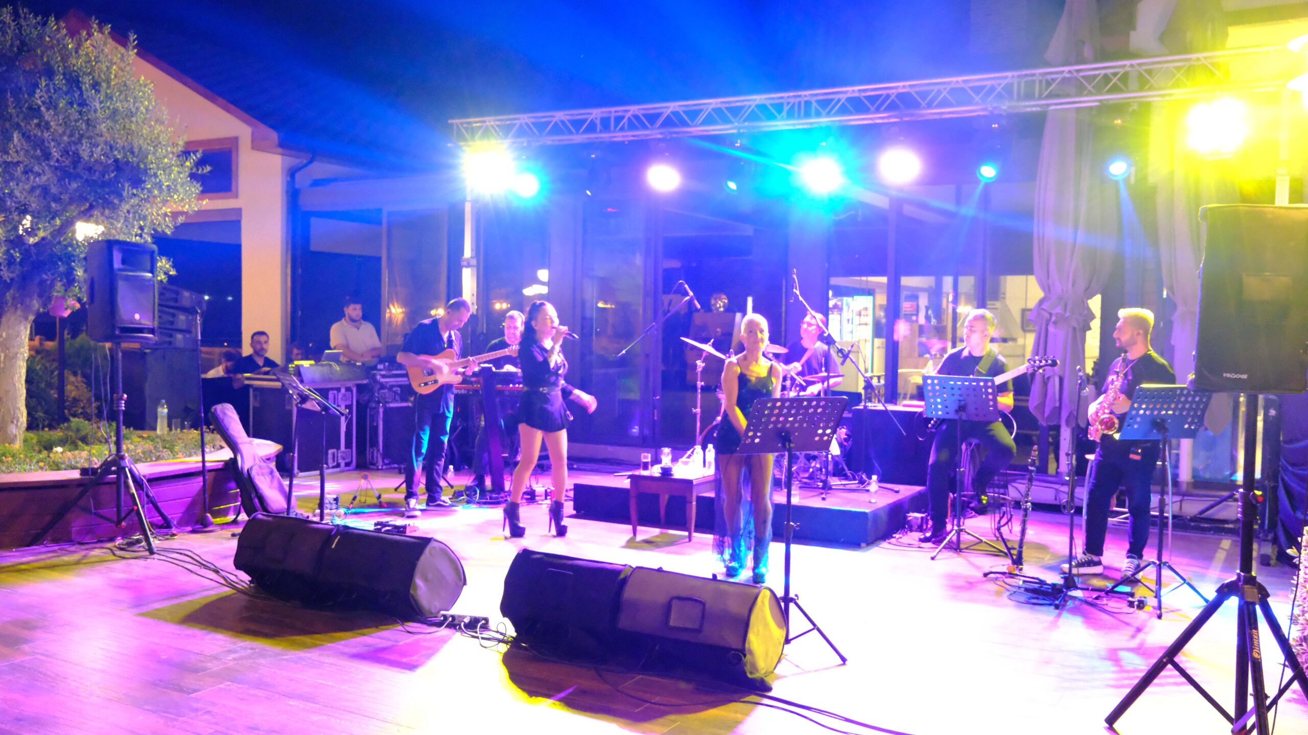 SİBEL ALAŞ VE JALE SİLİVRİ VİLLADA SEVENLERİYLE BULUŞTU…