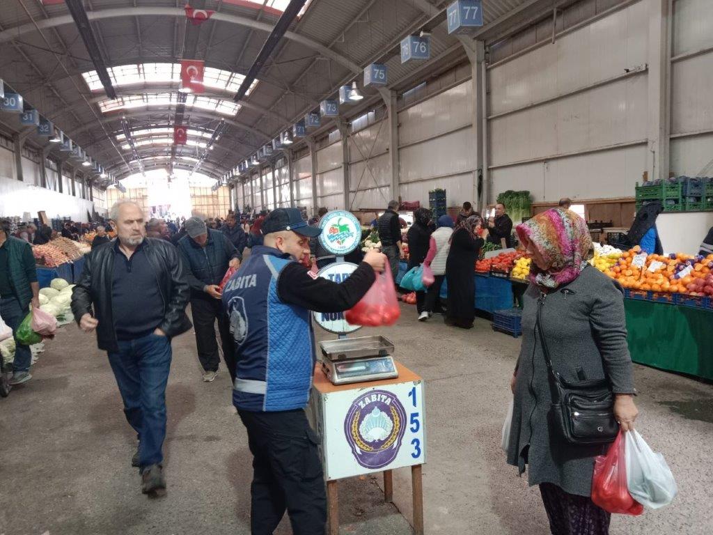 KDZ. EREĞLİ’DE PAZAR POŞETLERİNİ BİRDE ZABITA TARTIYOR