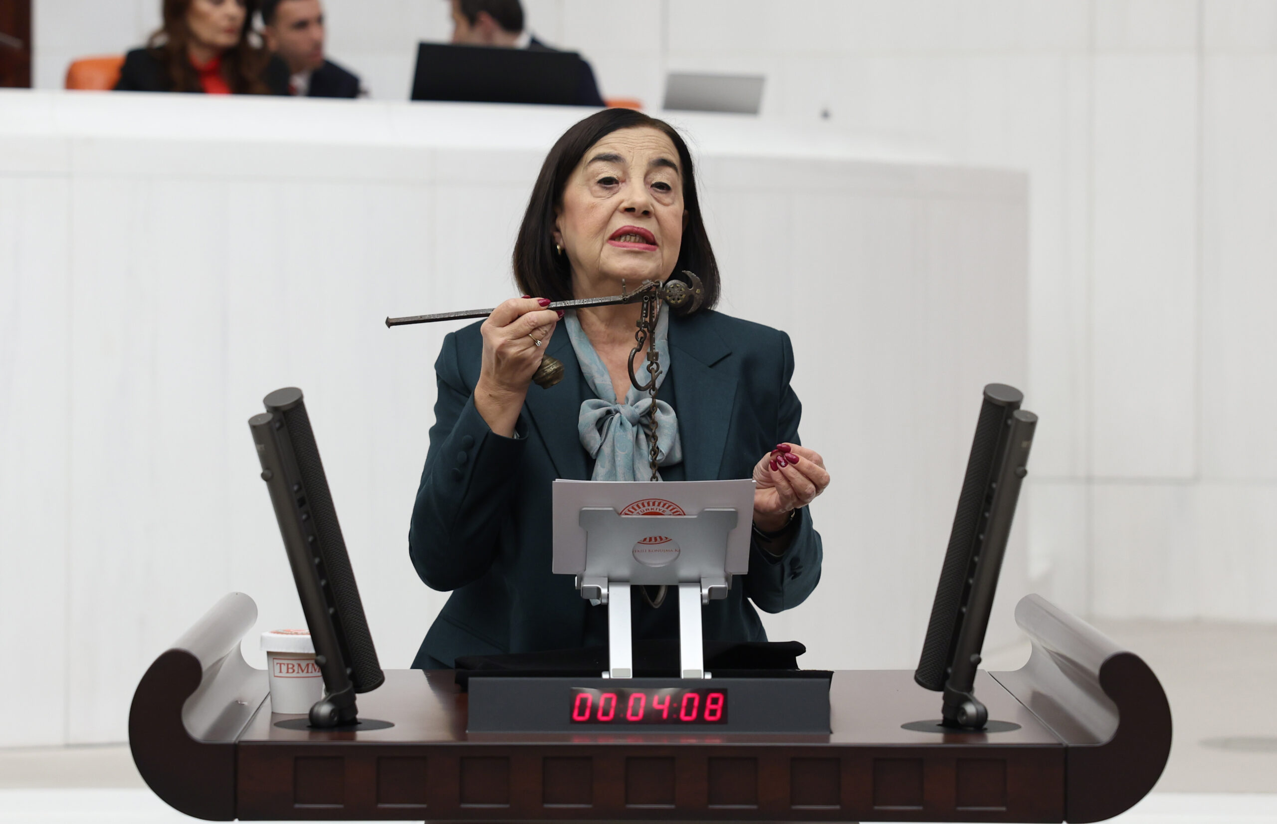 Süllü: “Kantarın topu kaçtı, bütçede de memlekette de denge kalmadı”