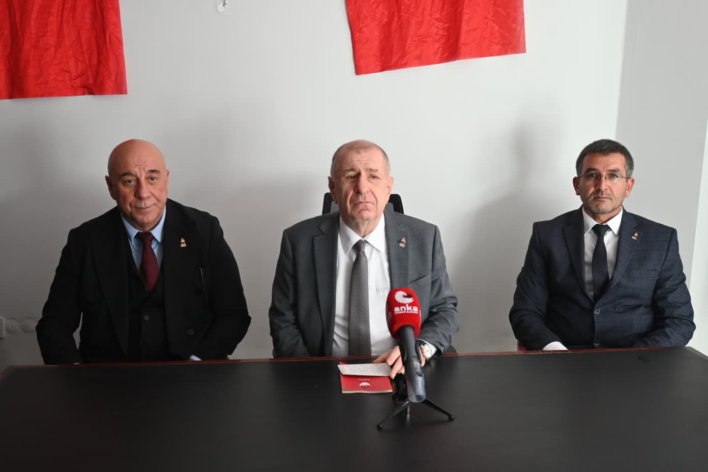 “GERÇEĞİ ANLATIYORLAR DİYE GAZETECİLER, SİYASETÇİLER TUTUKLANIYORSA HOŞ GELDİN KUZEY KORE”
