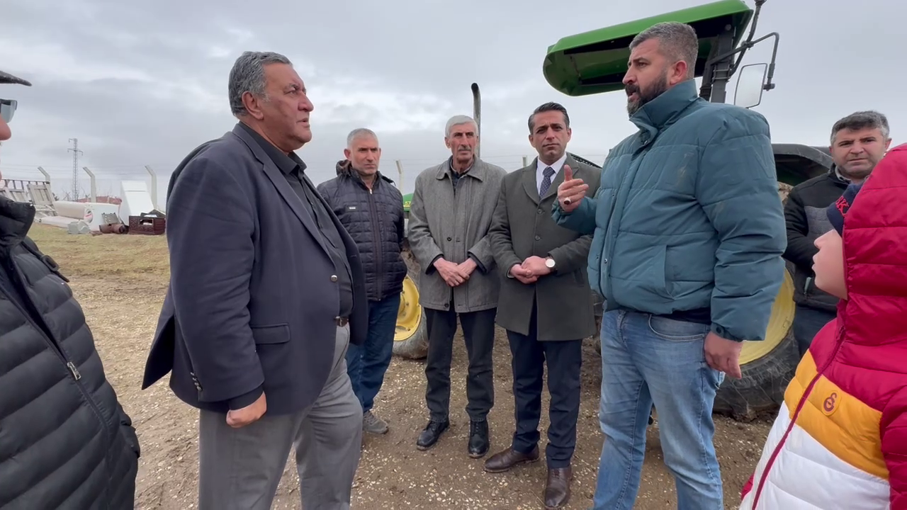 ”ÇİFTÇİLERİN  TRAKTÖRÜNE VE, HAYVANINA HACİZ VAR”
