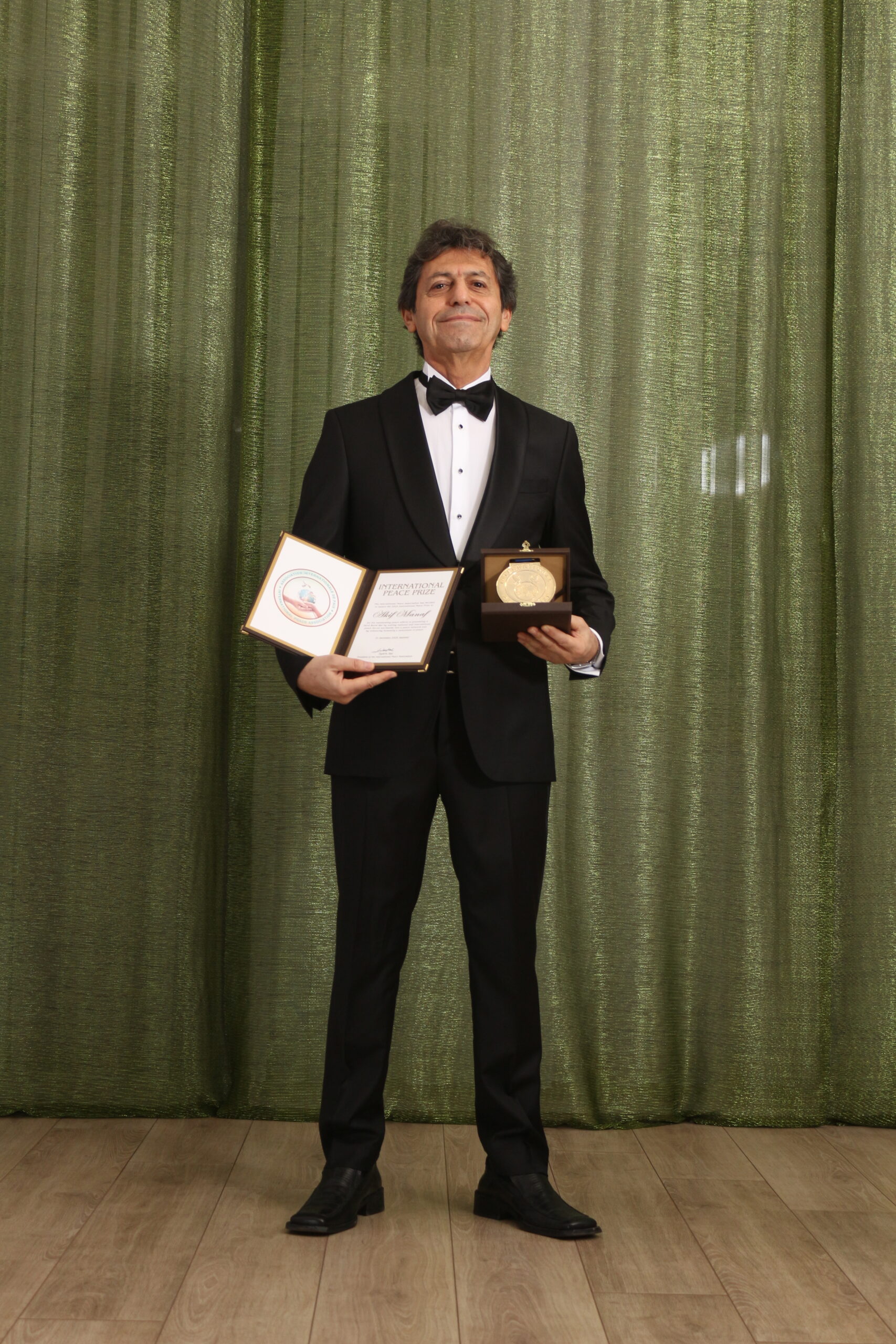 Dünyaca Ünlü Yazar Akif Manaf 2025 Yılı International Peace Prize Ödülü’nü Aldı