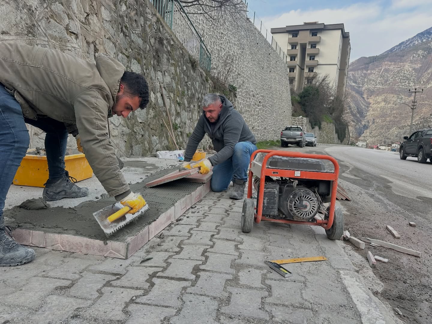 Artvin Belediyesi , kentin her köşesinde  çalışmalarını aralıksız sürdürüyor.