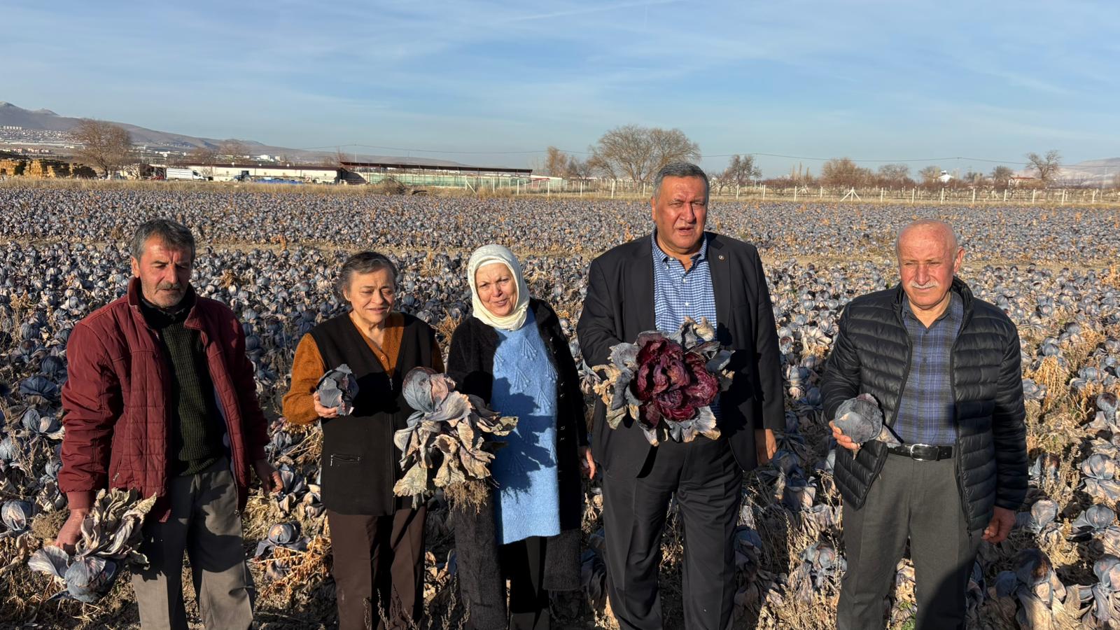 Üreticiler sefilleri oynarken ,Aracıların keyfi yerinde !