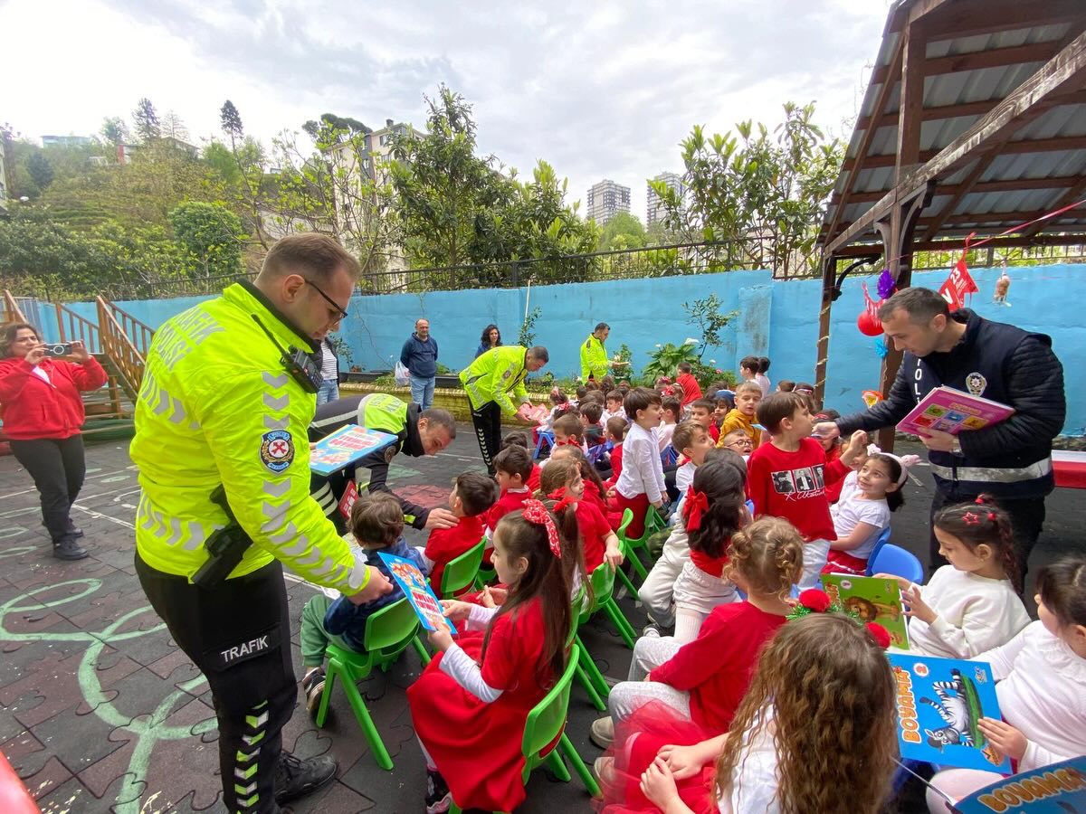 HOPA EMNİYETİNDEN MİNİKLERE TRAFİK KURALLARI EĞİTİMİ