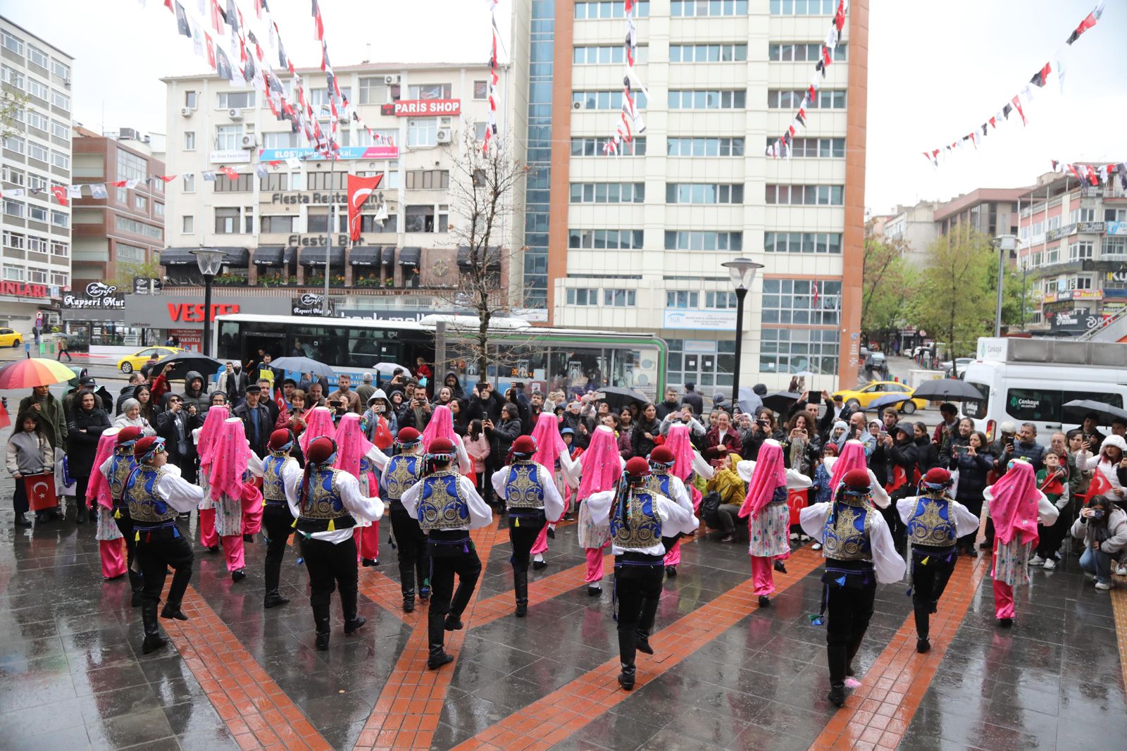 Yağışlı havaya rağmen  çocuklar bayram coşkusunu  yaşadı.