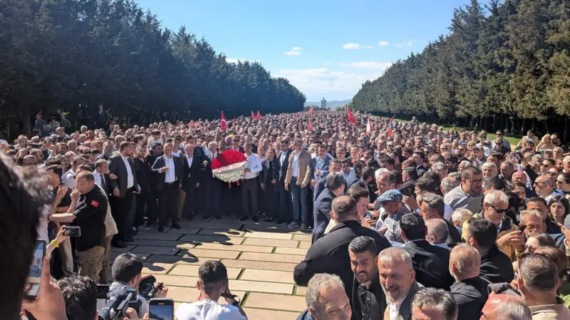 Özel ,On binlerle kol kola ANIT KABİR e yürüdü