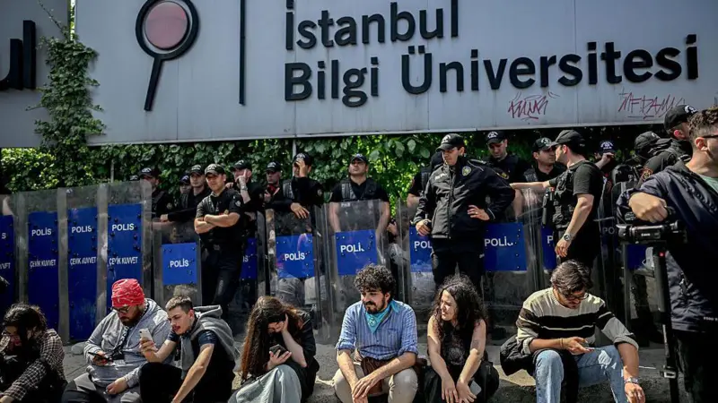 3 gün önce kapattıkları Üniversiteyi yeniden açtılar