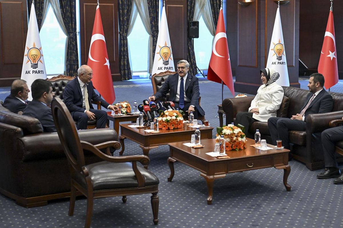 Ayrı ayrı bayramlaştılar …..