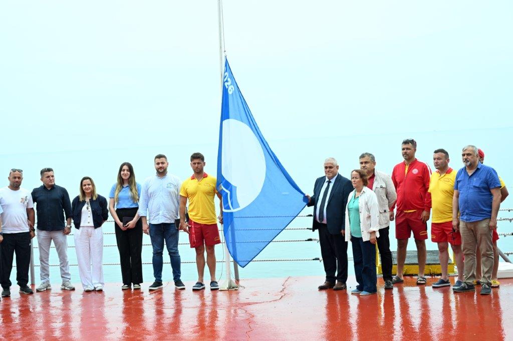 ZONGULDAK PLAJLARININ TEK MAVİ BAYRAĞI, KDZ. EREĞLİ’DE GÖNDERE ÇEKİLDİ