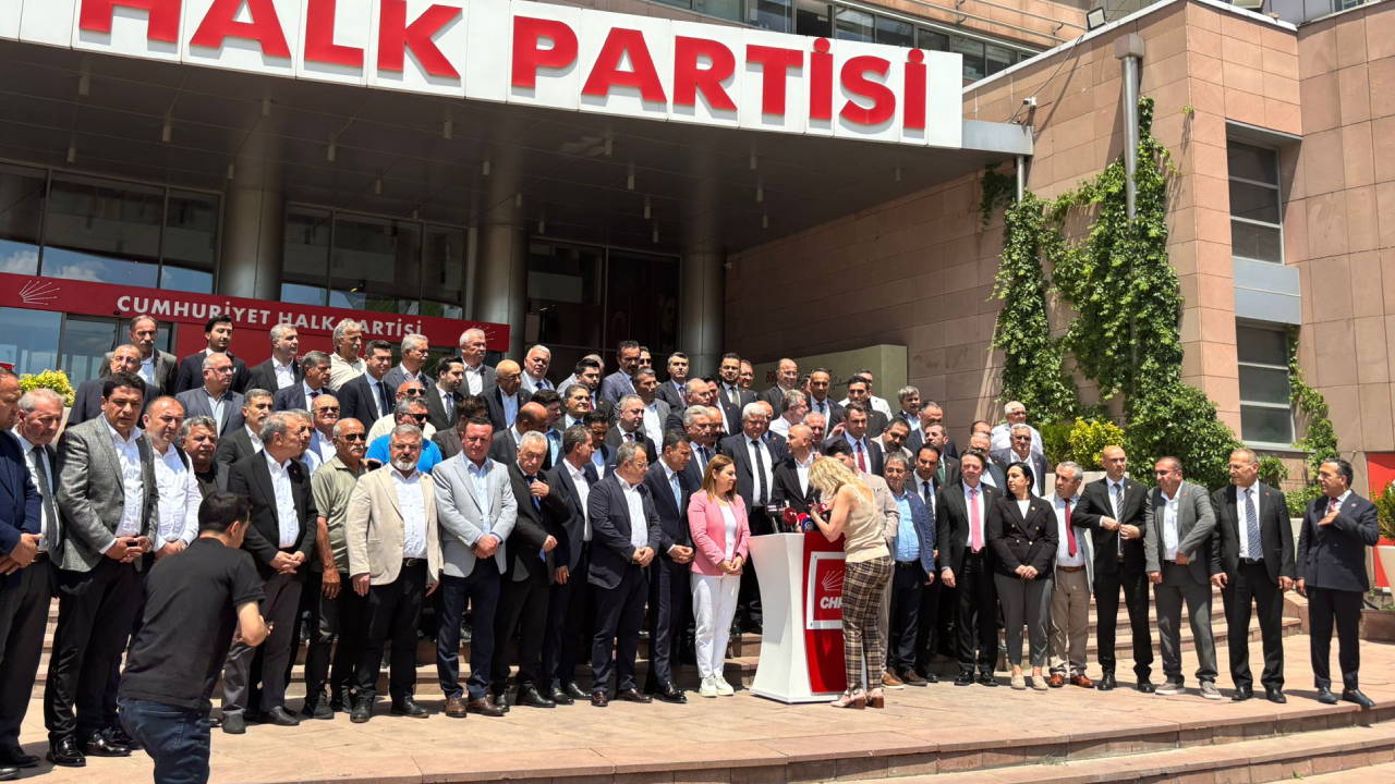 Acil Kurultay isteyen 839 Delege imzaları CHP ye teslim edildi