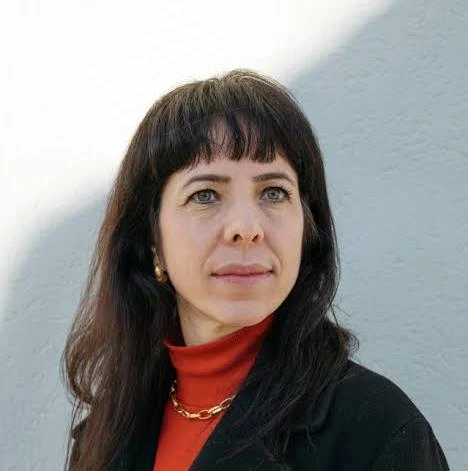 Elif’ in önünü kesmeye çalışıyorlar !
