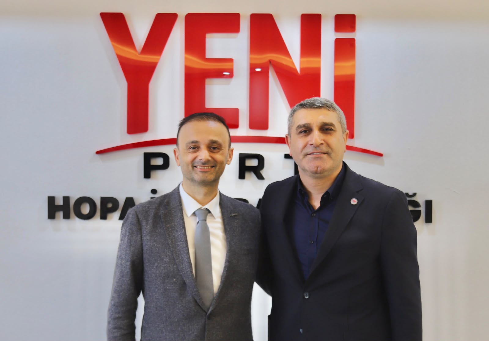 OSMAN DEMİRCİOĞLU HOPA VE KEMALPAŞA’DAKİ SİYASİ PARTİLERİ ZİYARET ETTİ