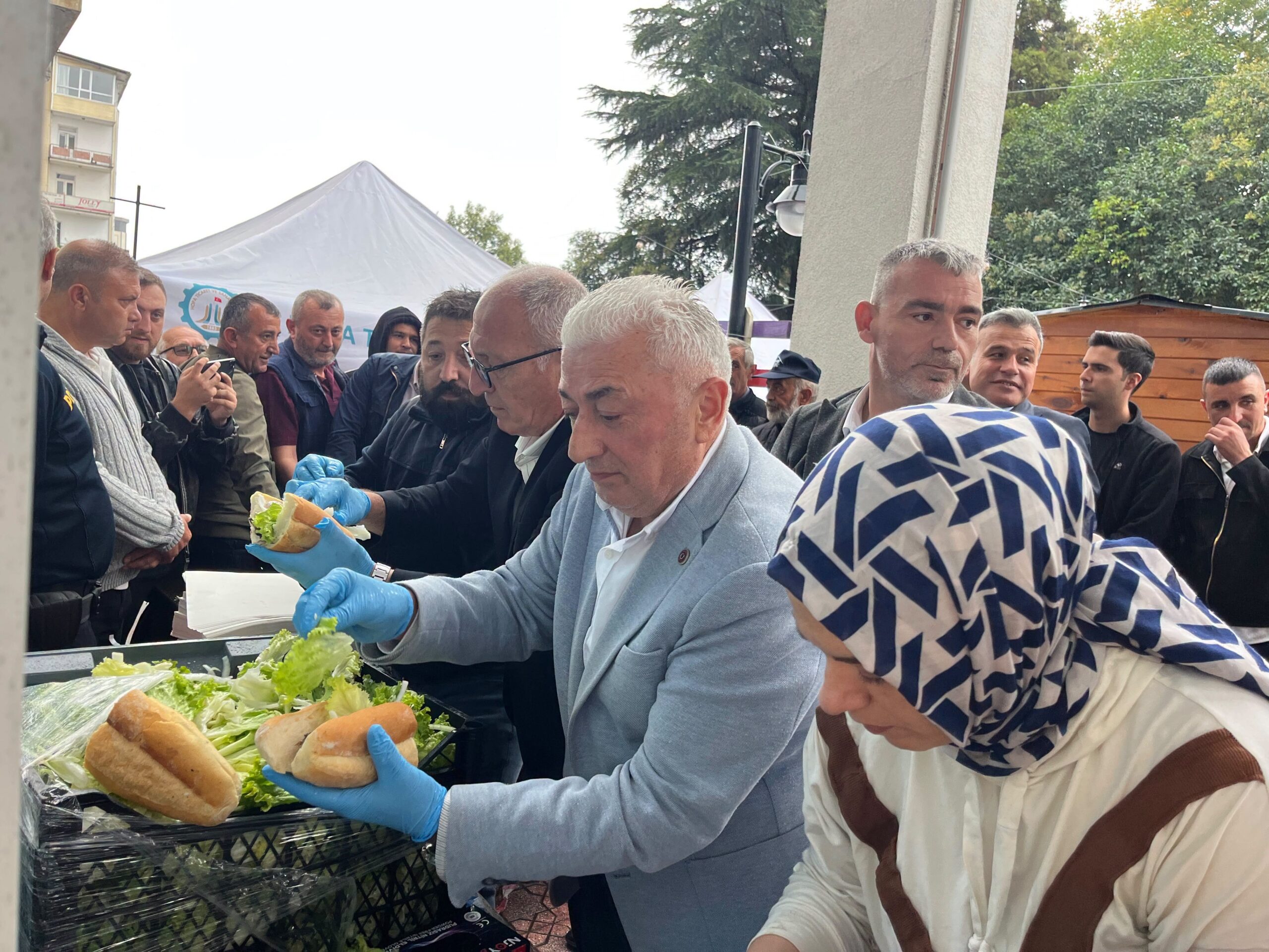 Hopa da “Denizden Sofraya Palamut” etkinliğinde  halka balık ekmek dağıtıldı